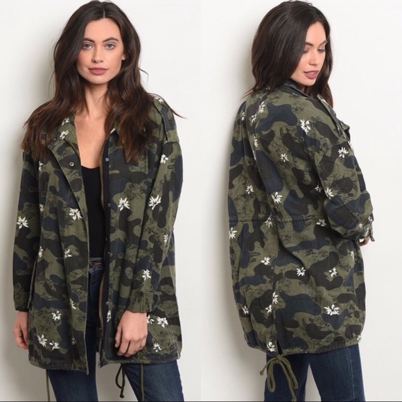 Jackets & Blazers - 🥳LAST ONE🥳Camo Army Jacket w White Floral Detail